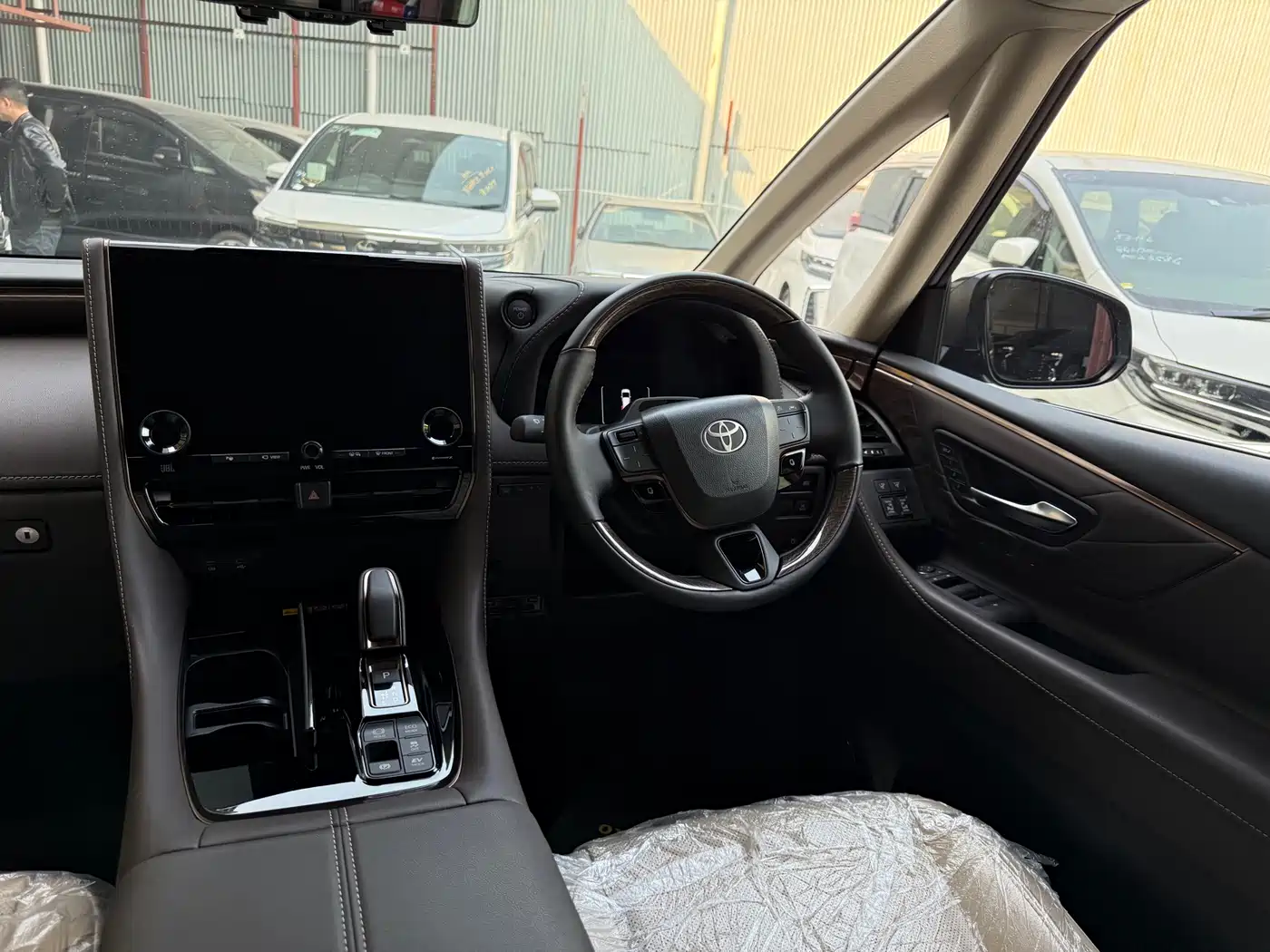 Toyota Alphard 2025 Hybrid 2.5L Ultimate Gold Edition фото 6