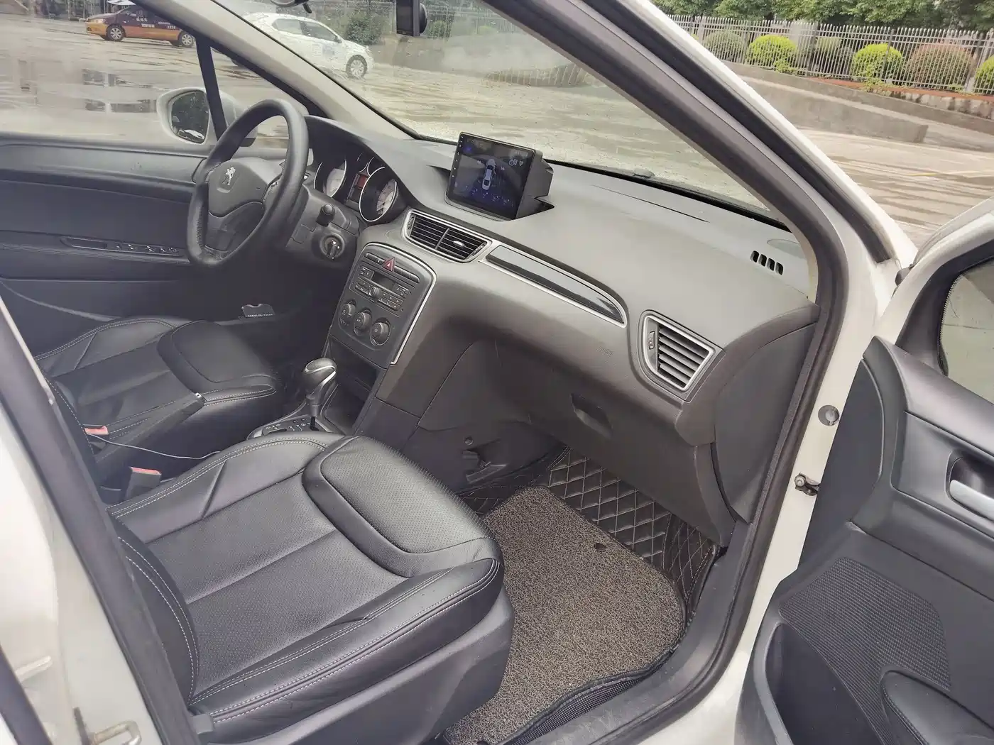 Peugeot 308 2014 Model Joy Edition Classic 1.6L Automatic Superior Style фото 8