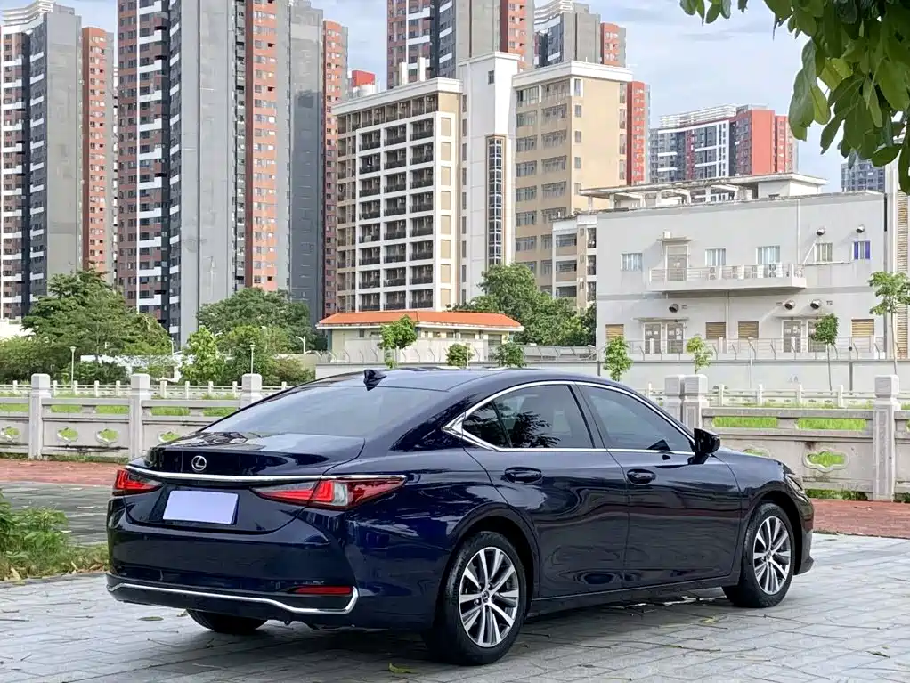 Фото 7 - Lexus ES