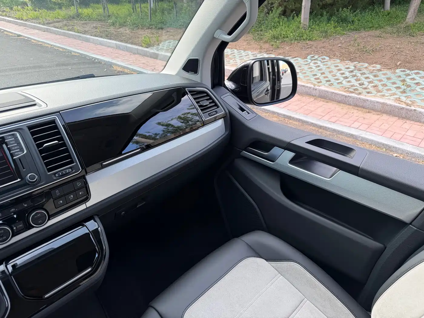 Volkswagen Multivan 2017 2017 2.0TSI AWD Premium Edition 7-Seater