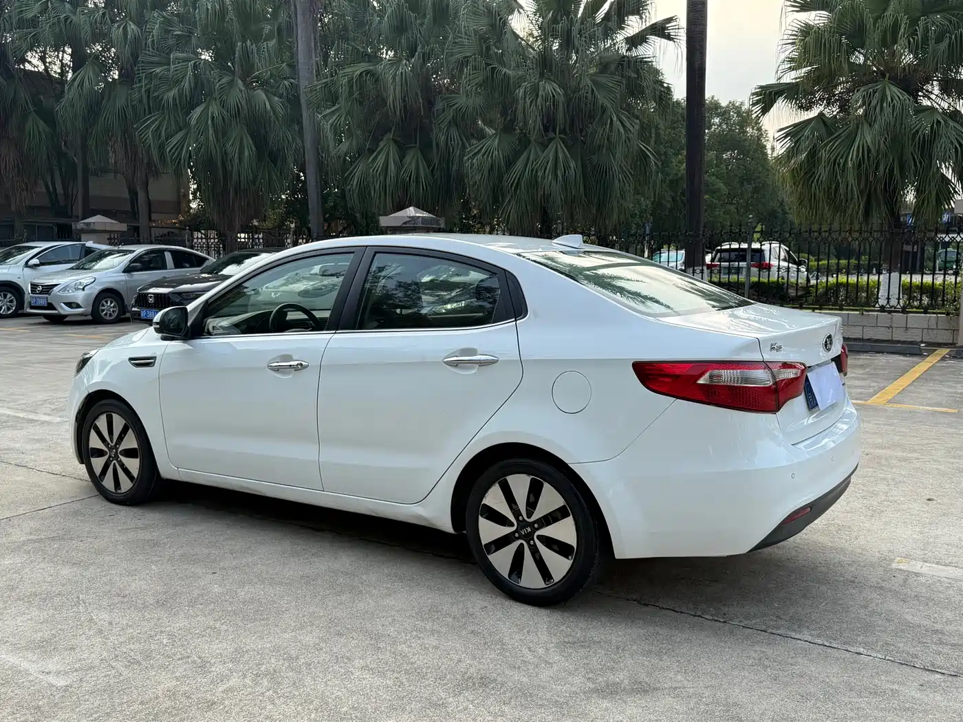 Kia K2 2013 2012 Sedan 1.6L AT Premium ECO Commemorative Edition