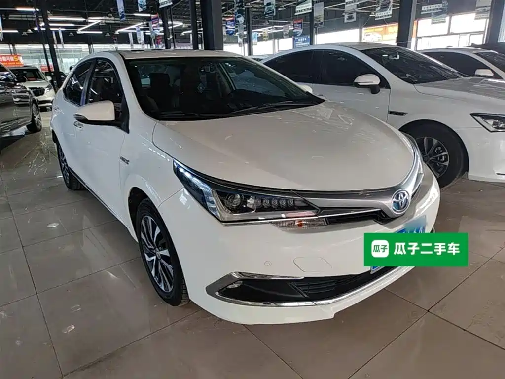 Toyota Corolla 2016 Dual Hybrid 1.8L E-CVT Elite Edition фото 4