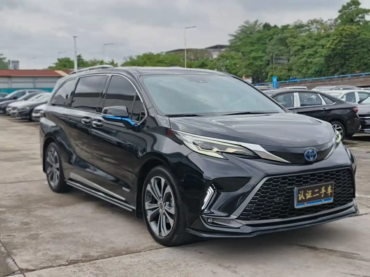Toyota Granvia 2023 2.5L Hybrid VIP Edition фото 3