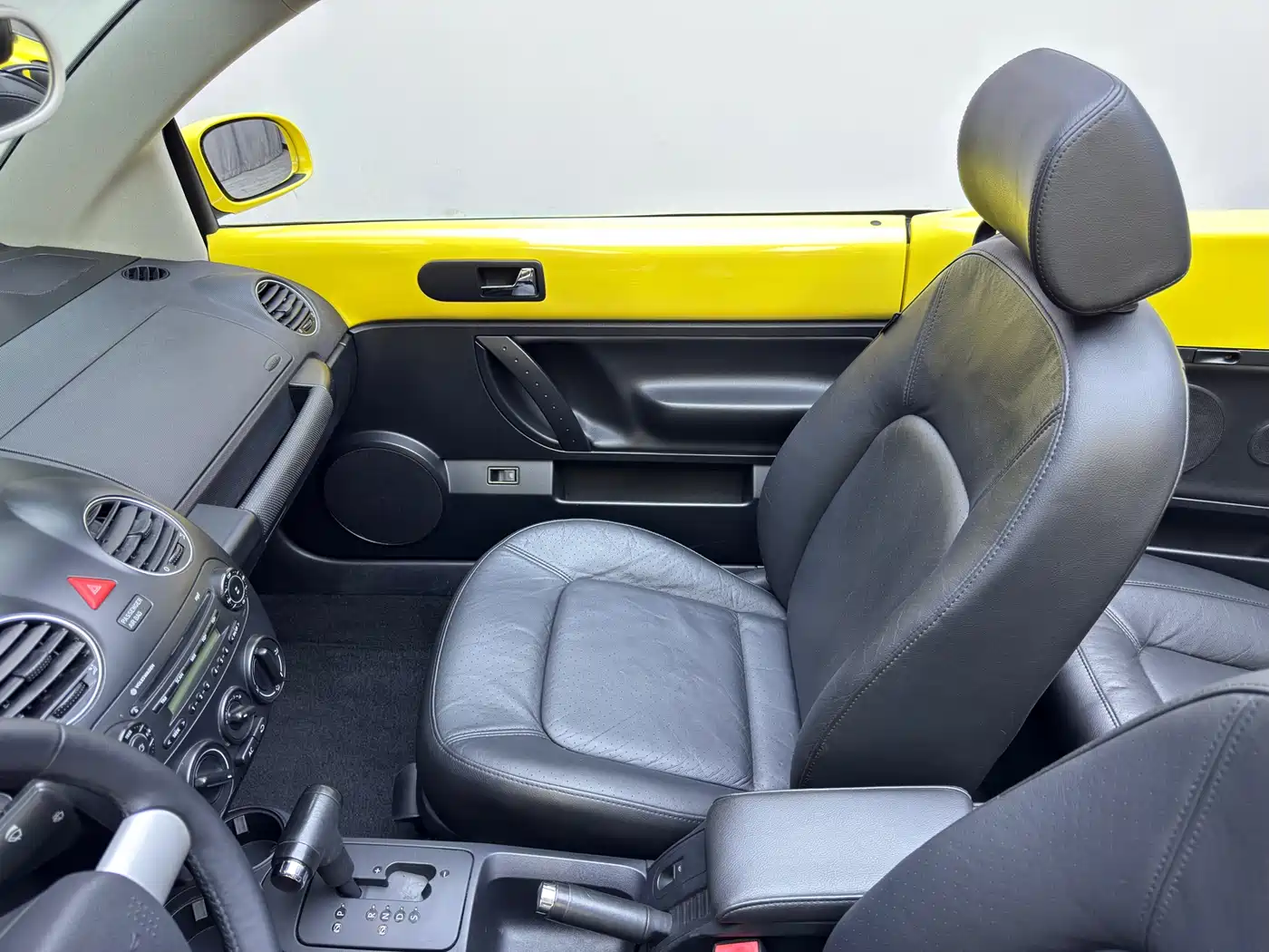 Volkswagen Beetle 2009 2.0 AT Top Convertible фото 11