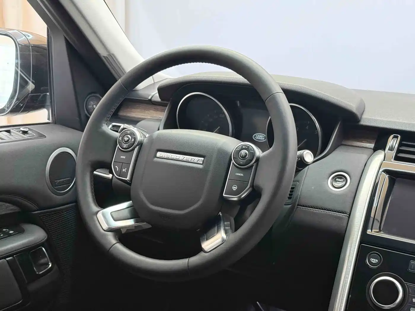 Land Rover Discovery 2017 3.0 SC V6 HSE фото 10