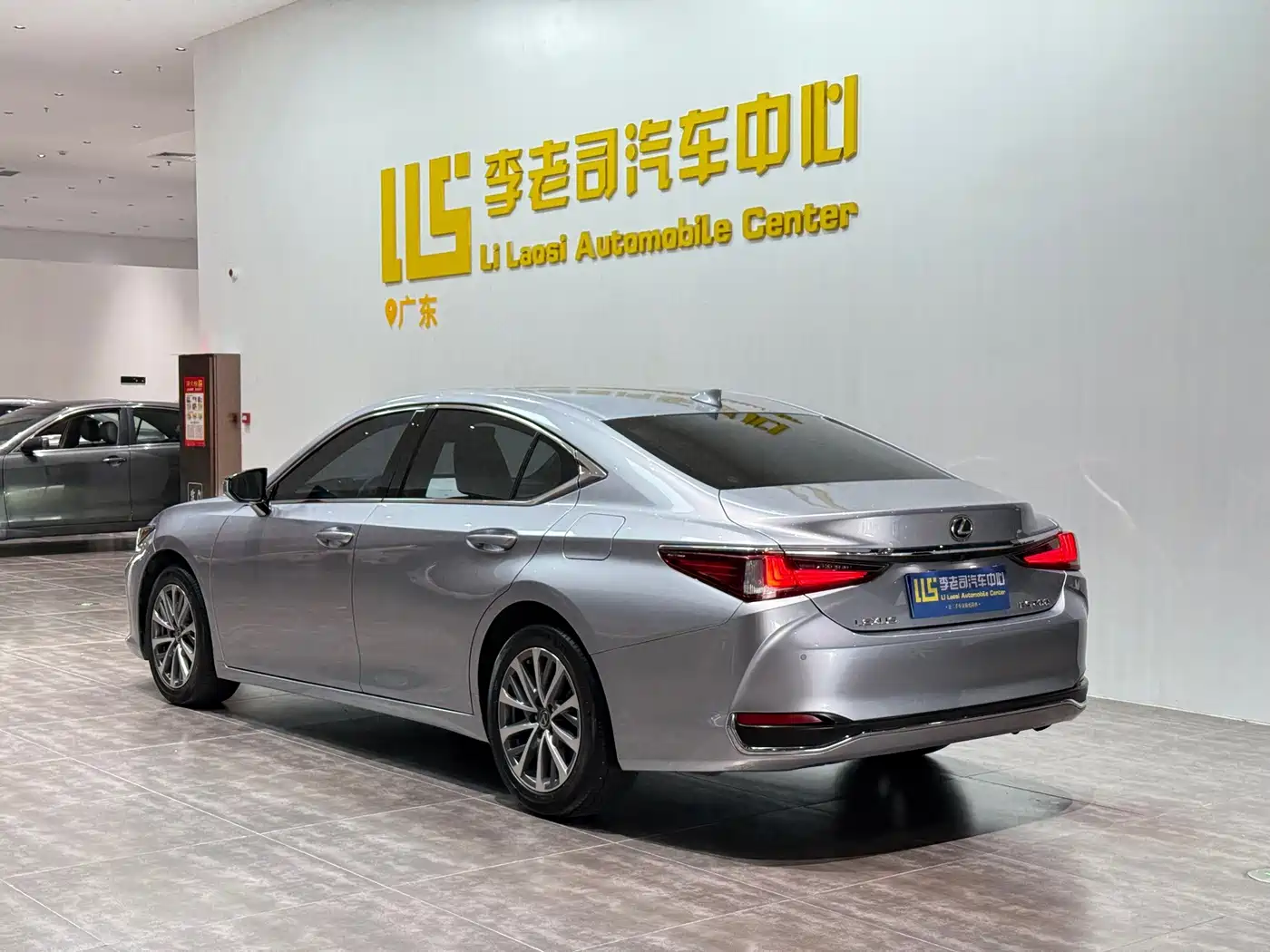 Фото 5 - Lexus ES