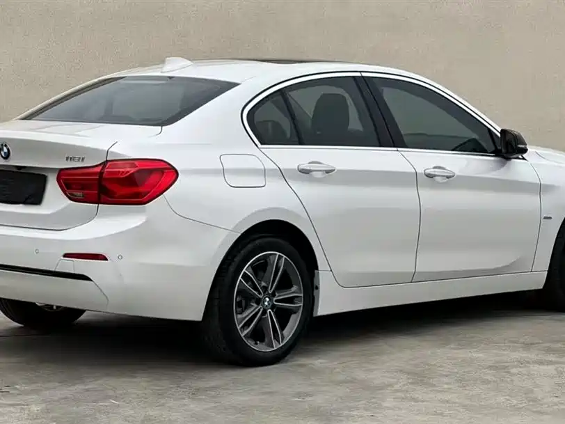 BMW 1 Series 2017 118i Sport фото 4