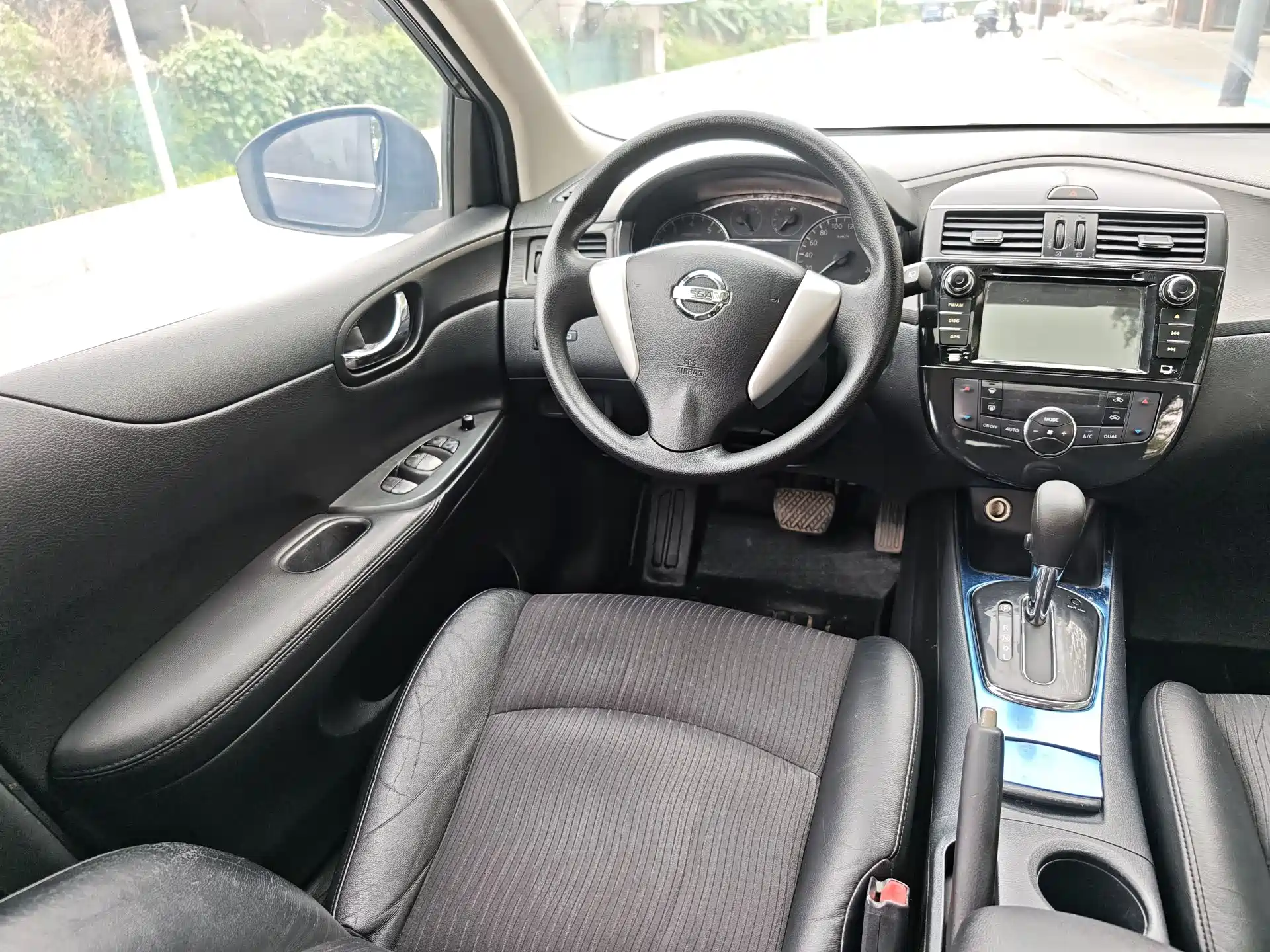 Photo 11 - Nissan Tiida