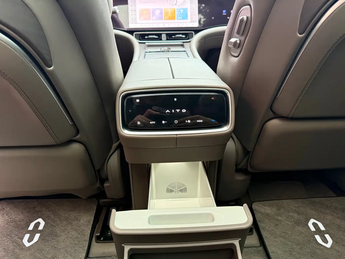 AITO Wenjie AITO M9 2024 Range Extender Max Edition 42kWh 6-seater фото 16