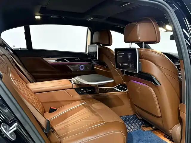 BMW 7 Series 2017 M760Li xDrive — фото 4
