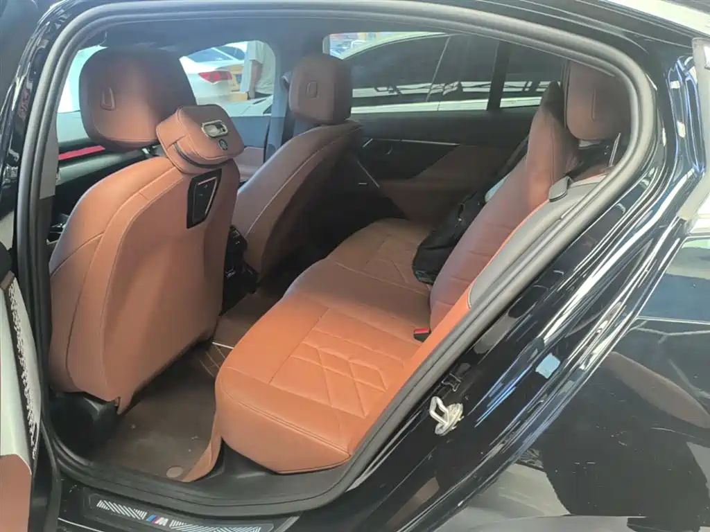 BMW 5 Series 2024 530Li Leading M Sport Package фото 17