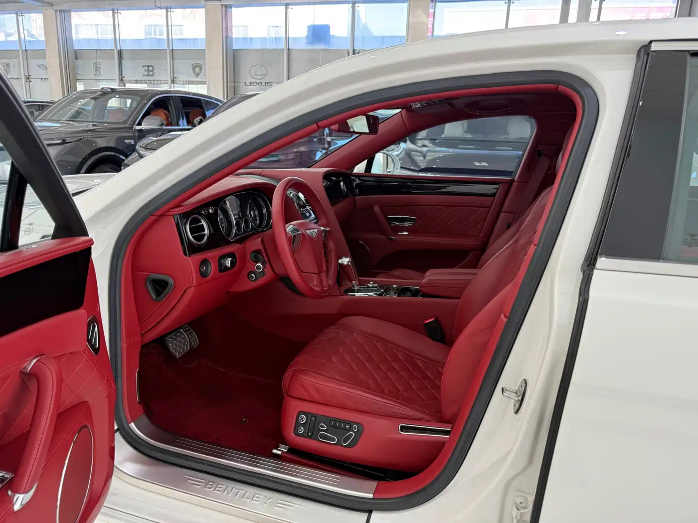 Bentley Flying Spur 2016 4.0T V8 Standard Edition фото 8
