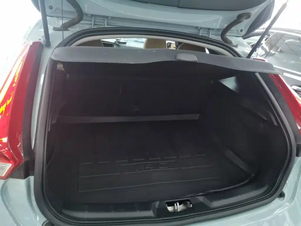 Фото 19 - Volvo V40