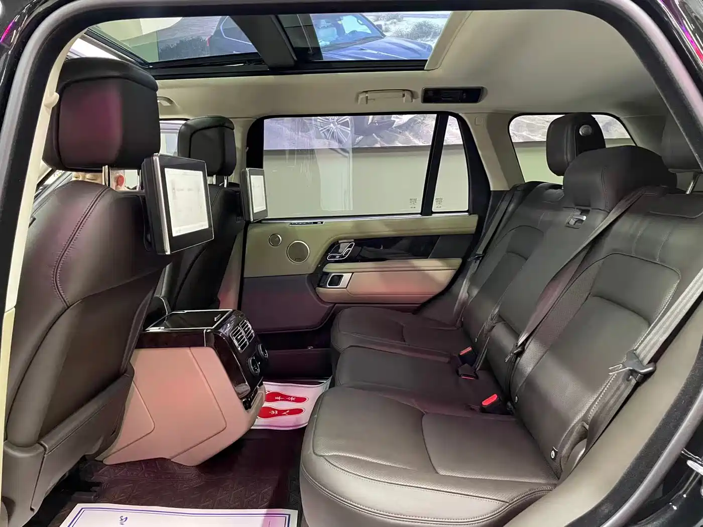 Land Rover Range Rover 2020 3.0 L6 Heritage Extended Edition фото 10