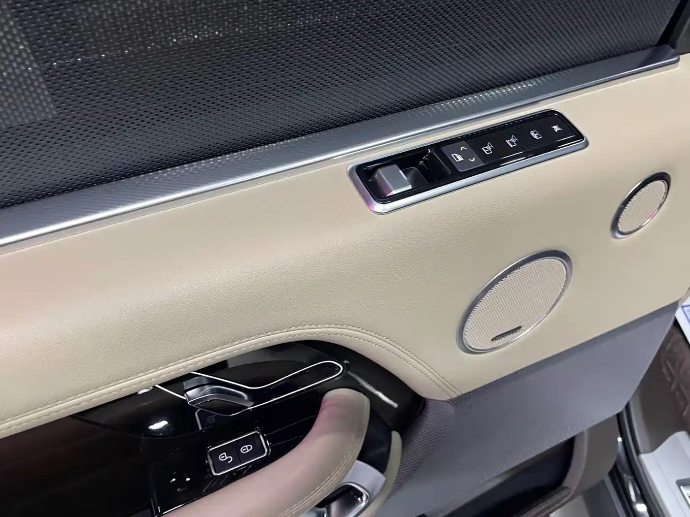 Land Rover Range Rover 2020 3.0 L6 Heritage Extended Edition фото 14