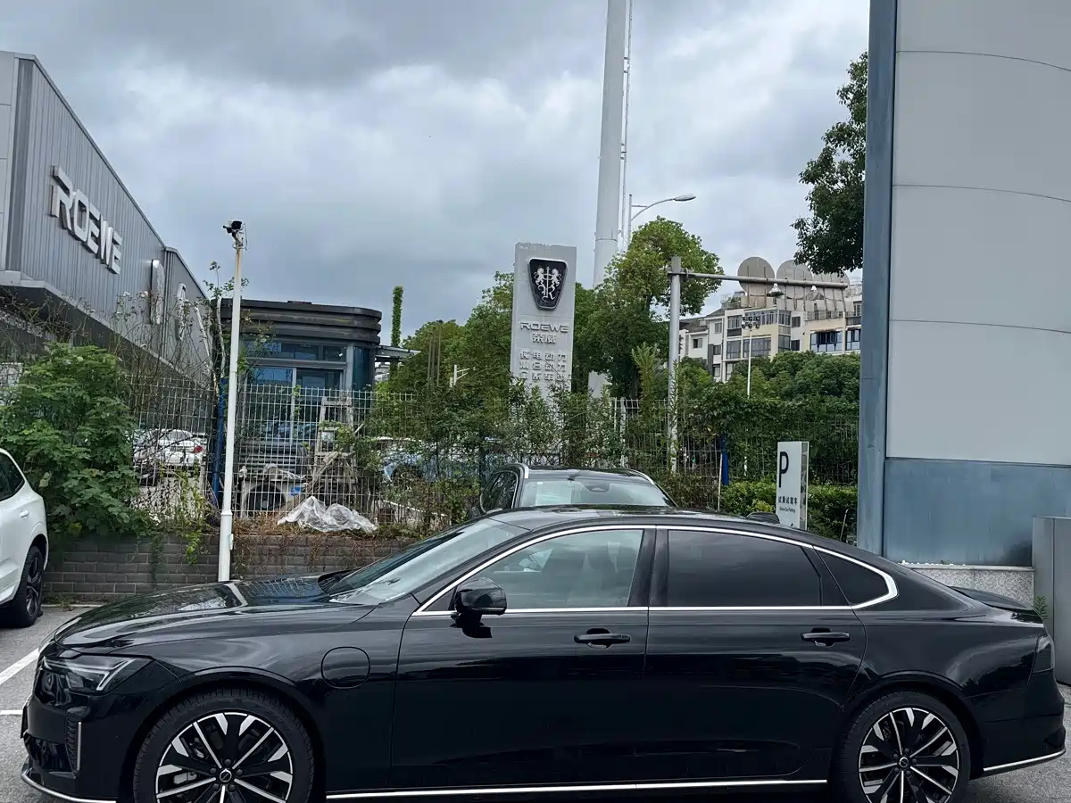 2025 Volvo S90 Plug-in Hybrid