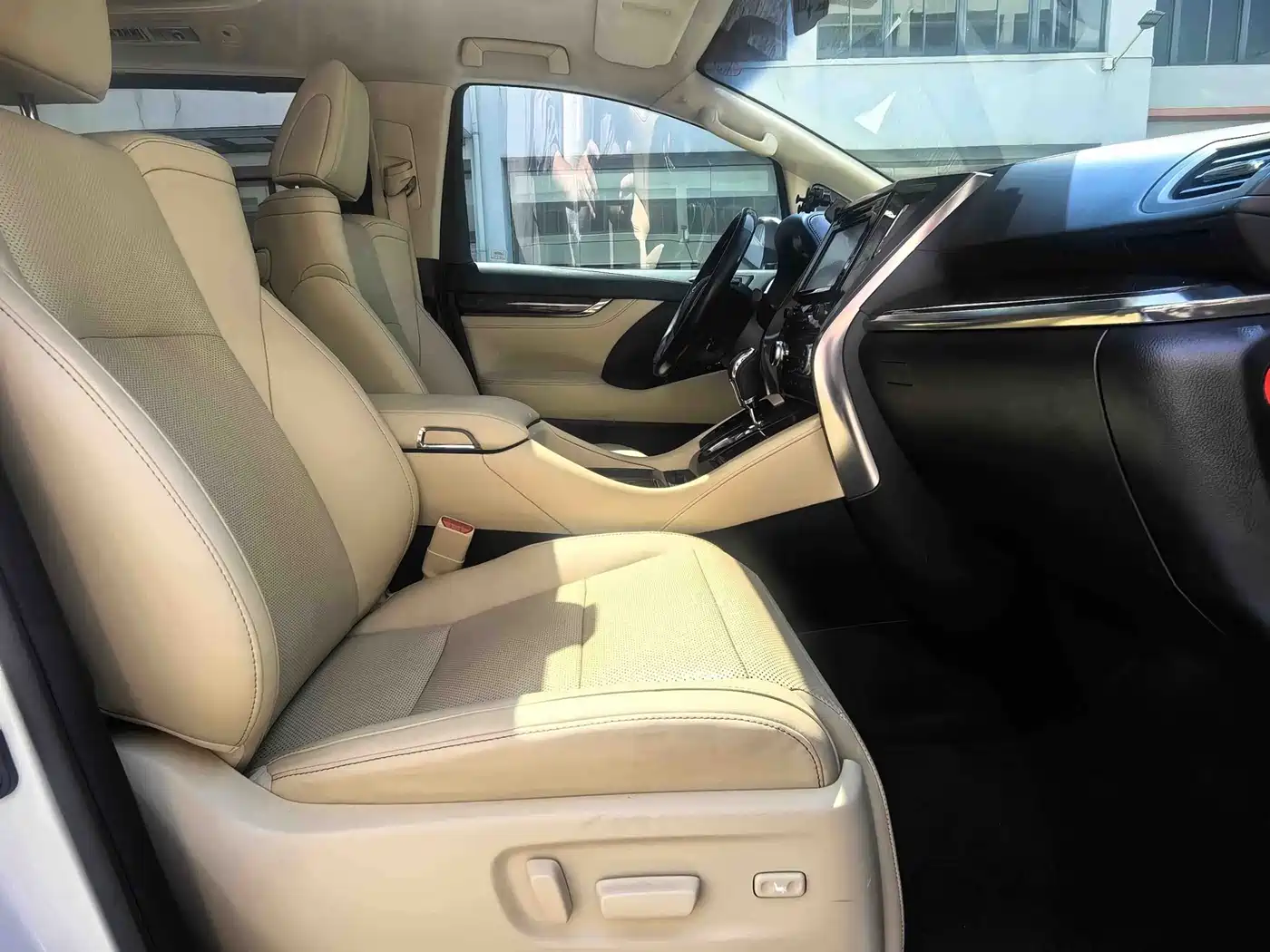 Toyota Alphard 2019 Hybrid 2.5L Luxury фото 15