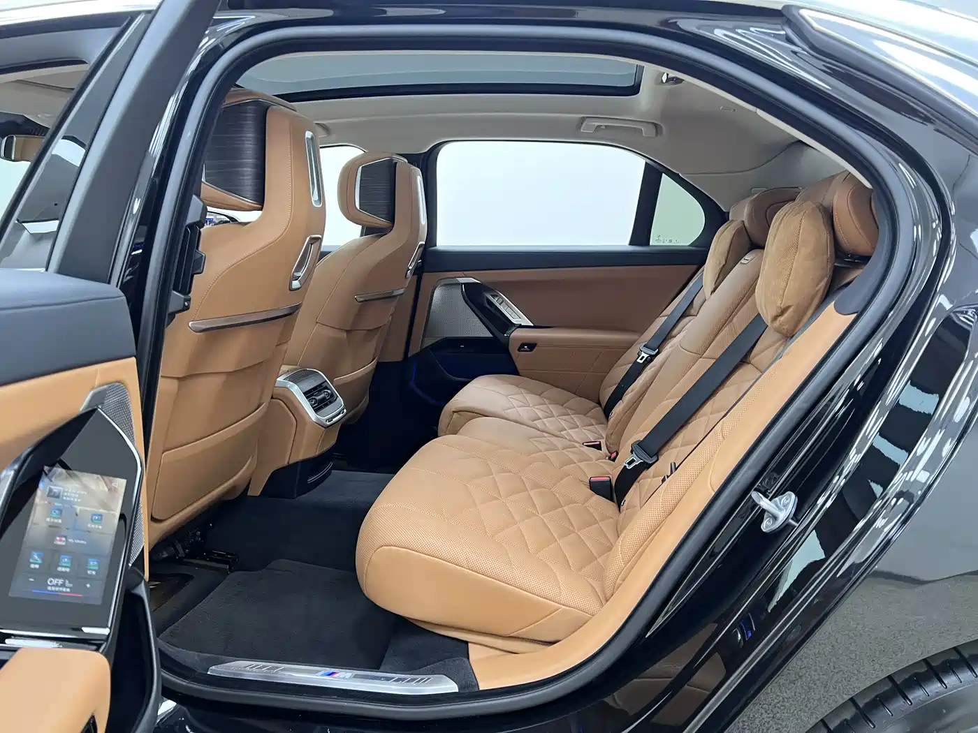 BMW 7 Series 2023 Model 740Li Leading M Sport Package фото 34