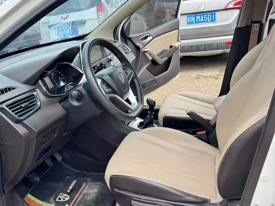 Baojun 310W 2018 2017 1.5L Manual Fashion Edition (China V)