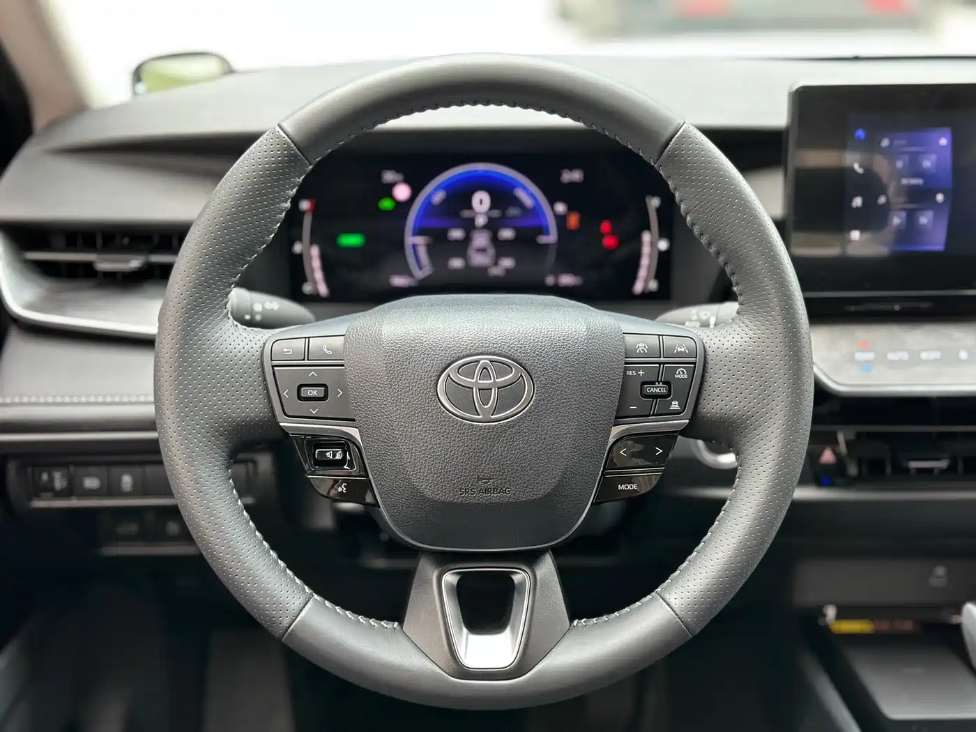 Toyota Camry 2026 Hybrid 2.0HGVP Luxury Edition фото 3