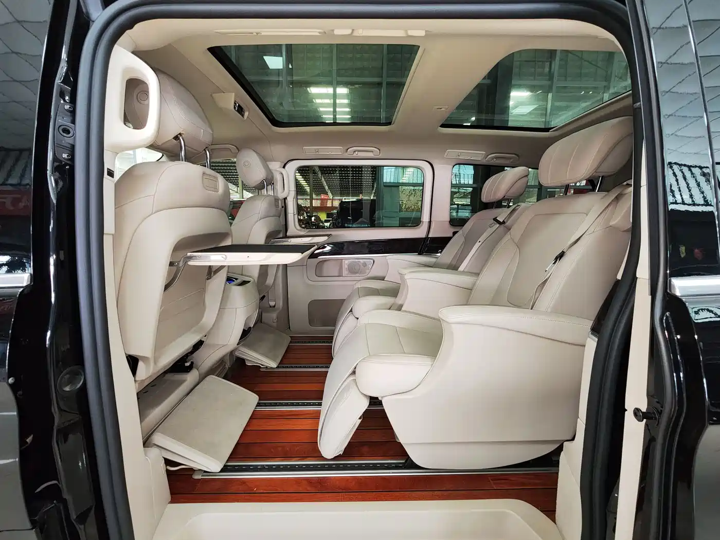 Mercedes-Benz V-Class 2018 V 260 L Premium Long Wheelbase Edition China VI фото 5