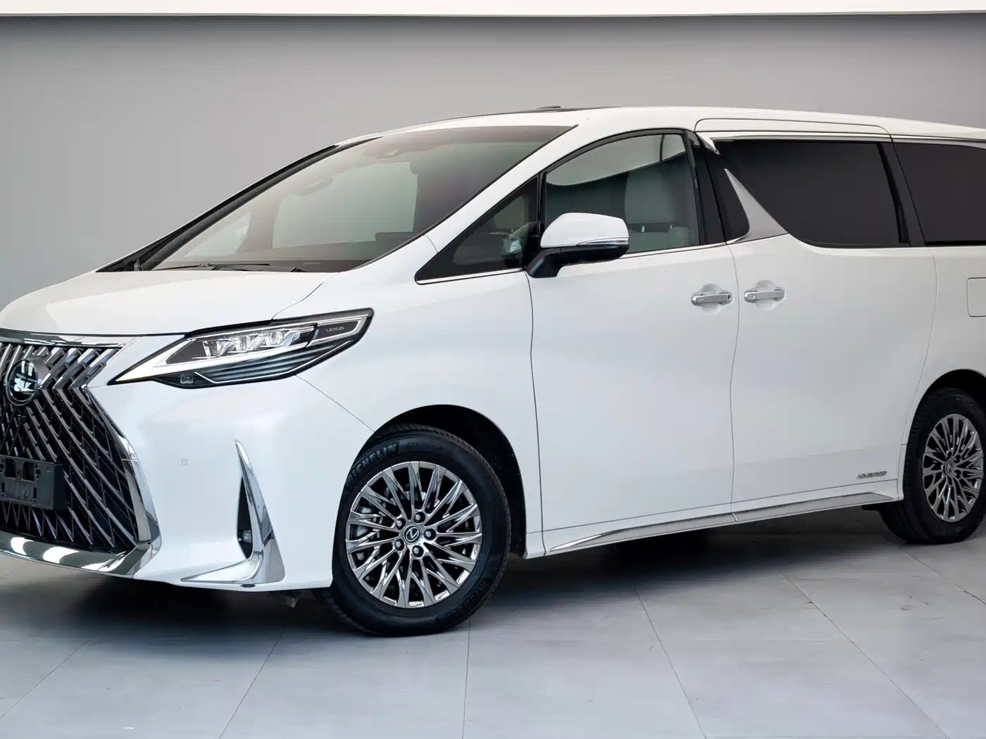 Lexus LM 2020 300h Seven-Seater Elegance Edition фото 2