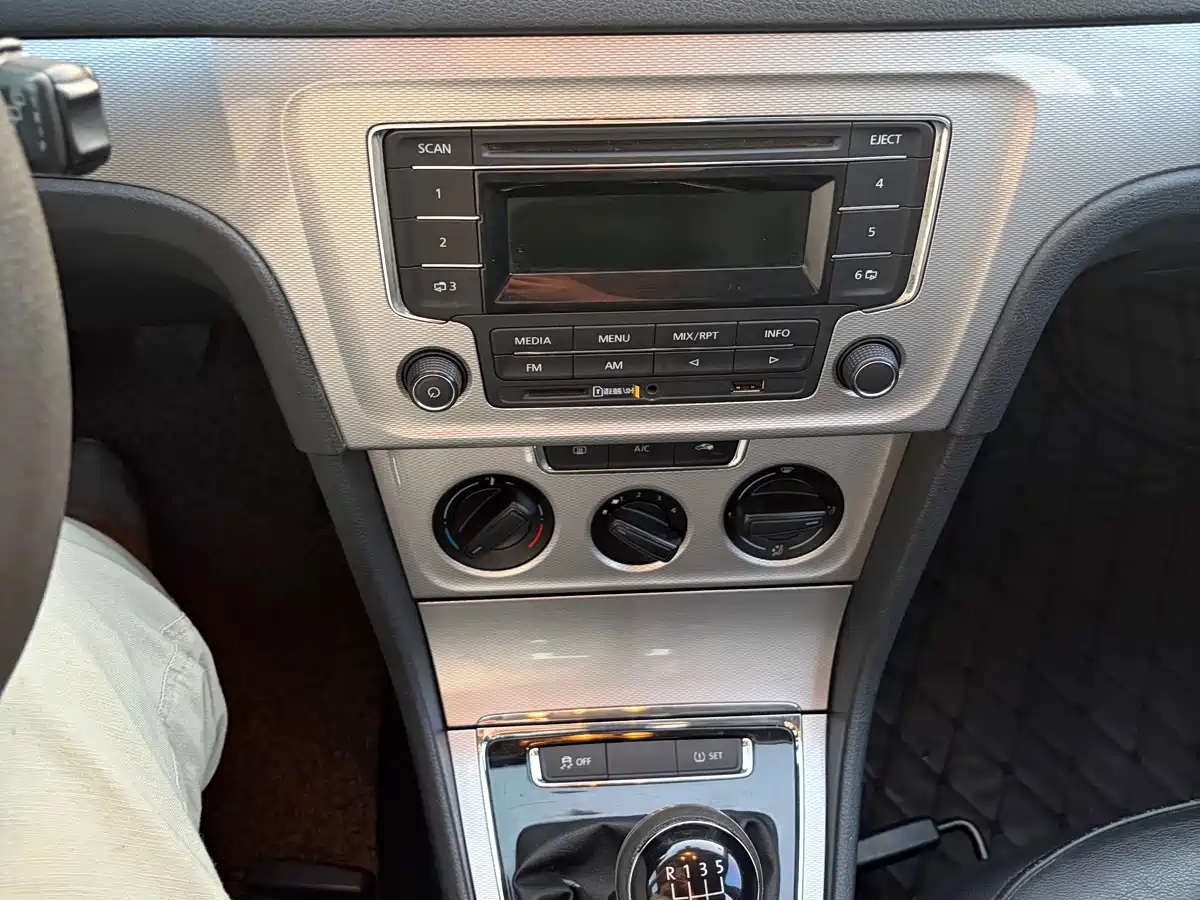 Volkswagen Lavida Tour 2013 1.6L Manual Comfort фото 16