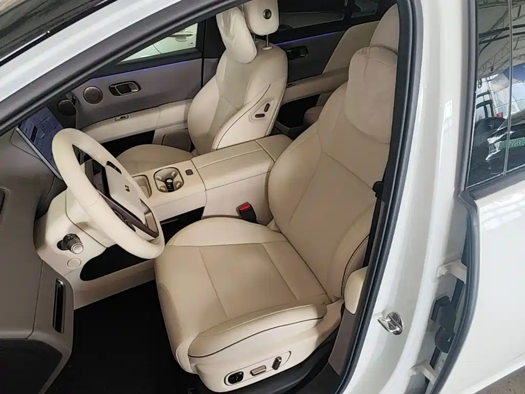Фото 15 - Li Auto i6