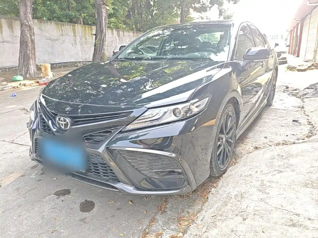 Фото 2 - Toyota Camry