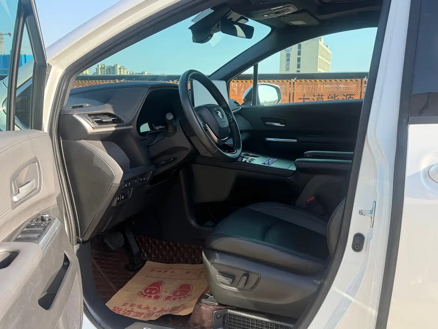 Toyota Sienna 2023 2.5L Hybrid Premium Edition фото 8