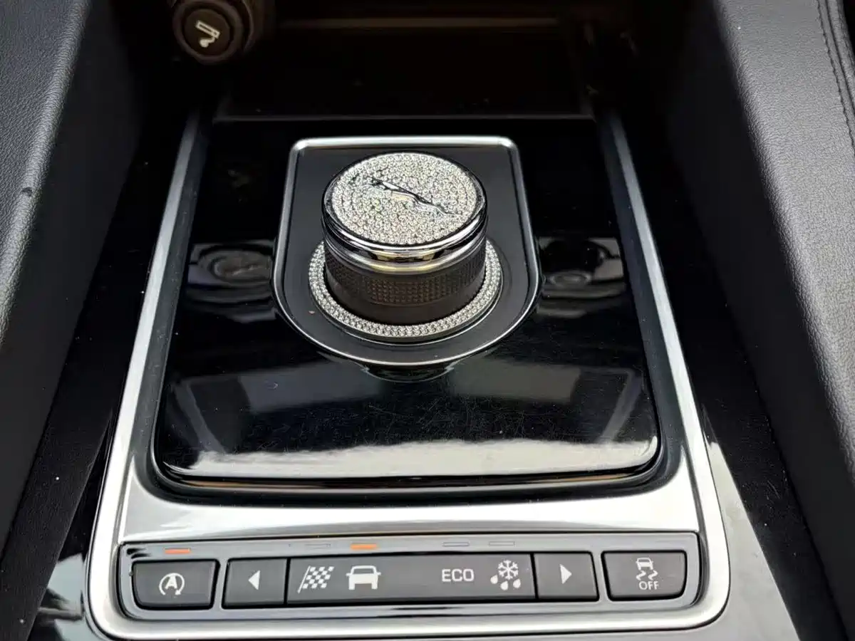 Фото 10 - Jaguar F-PACE