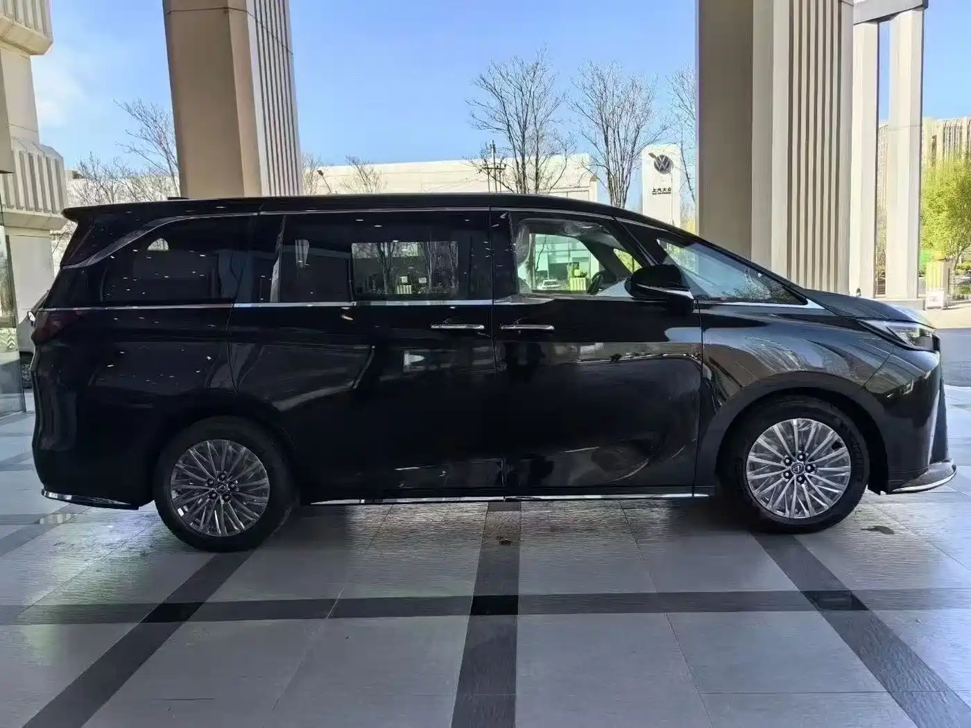 Lexus LM 2025 Model 500h Six-Seater Prestige Edition фото 2
