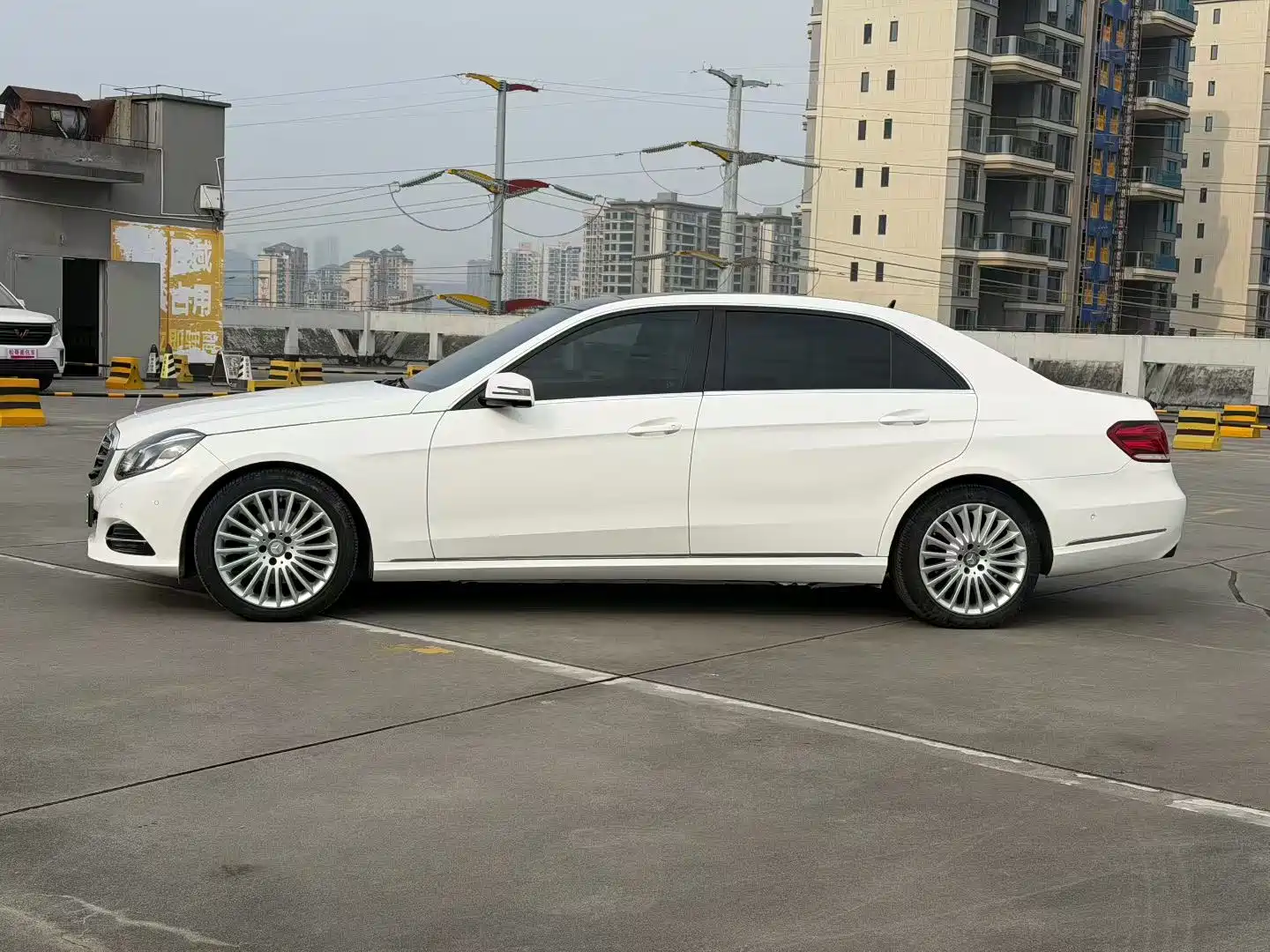 صورة 8 - Mercedes-Benz E-Class