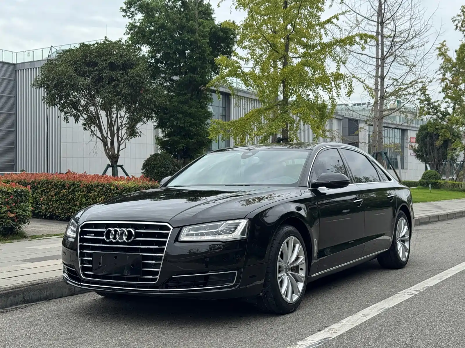Фото 1 - Audi A8