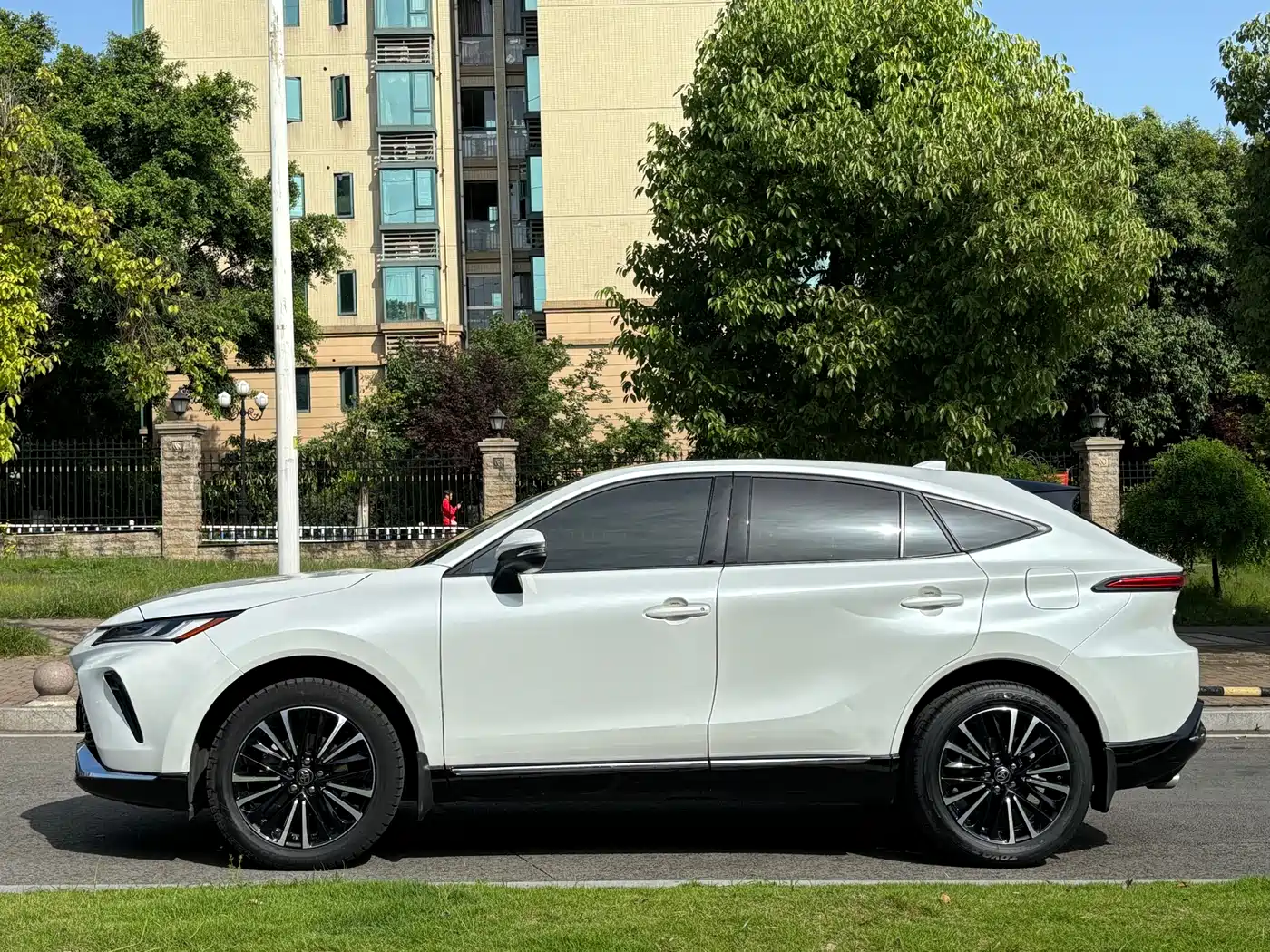 Toyota Venza 2023 2.0L CVT FWD Premium фото 4