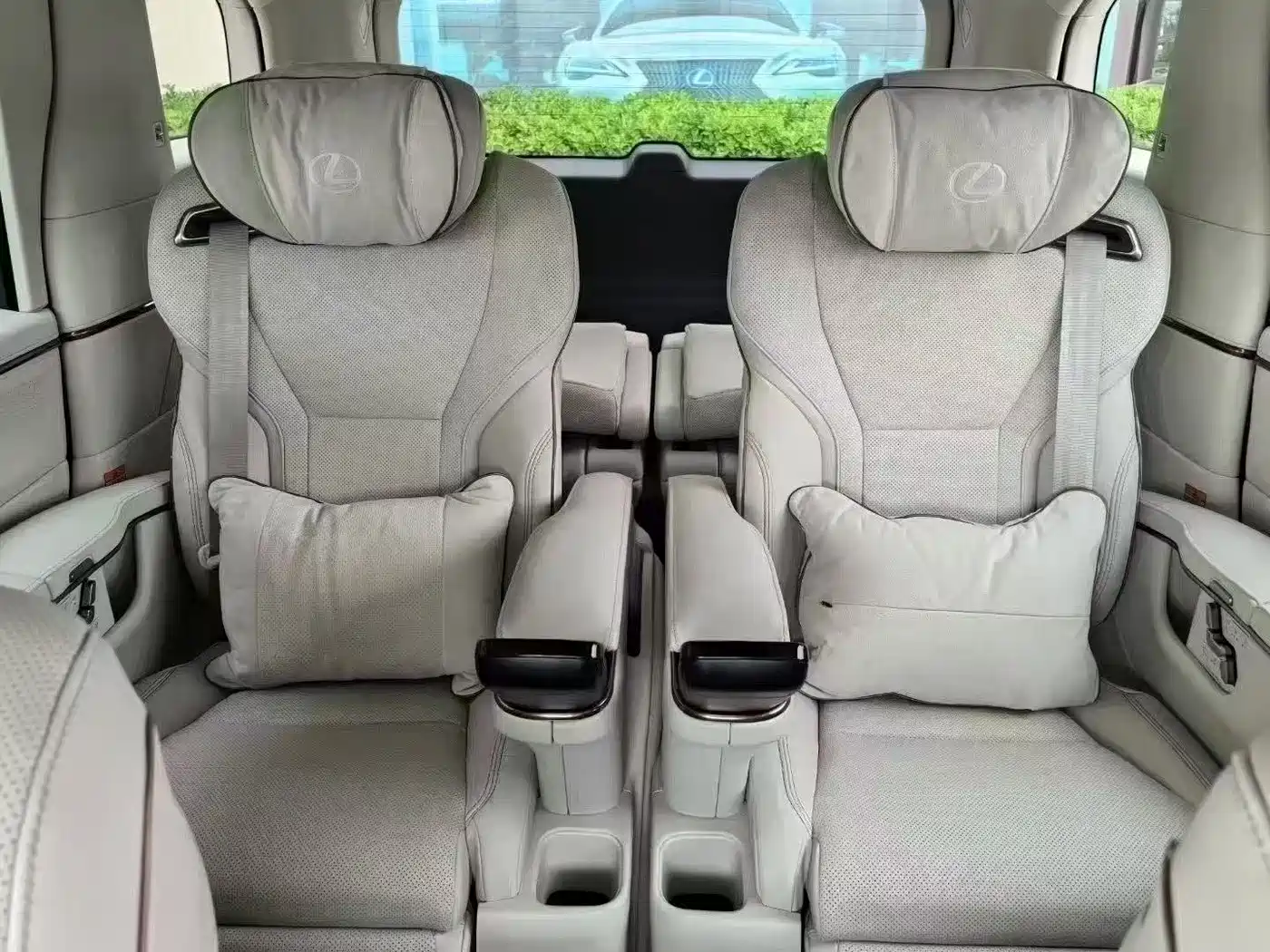 Lexus LM 2025 Model 500h Six-Seater Prestige Edition фото 3