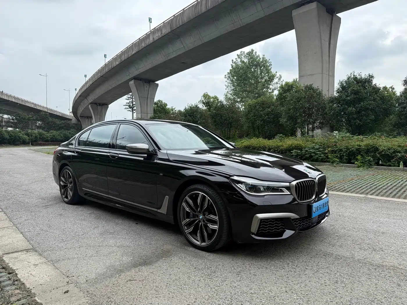 Photo 2 - BMW 7 Series