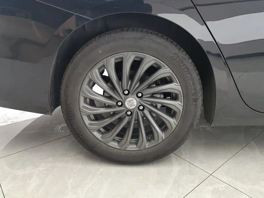 Photo 6 - Buick LaCrosse