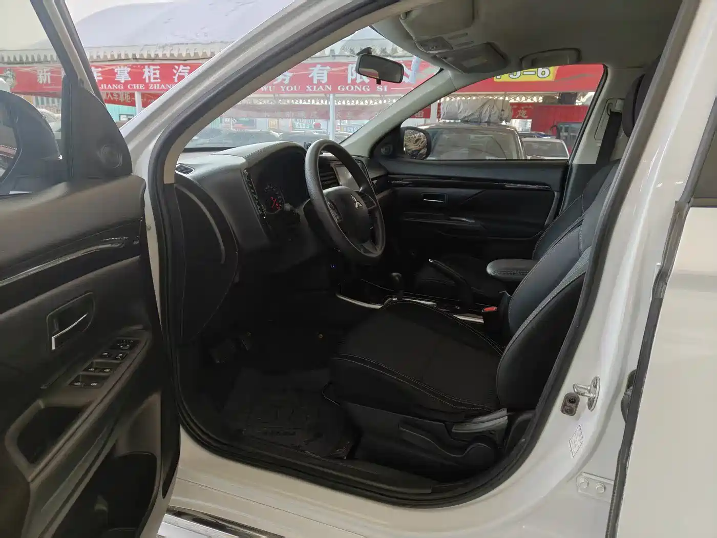 MITSUBISHI OUTLANDER