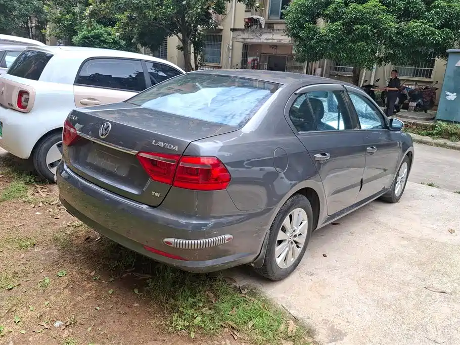 Volkswagen Lavida 2013 Facelift Classic 1.6L Manual Comfort фото 3