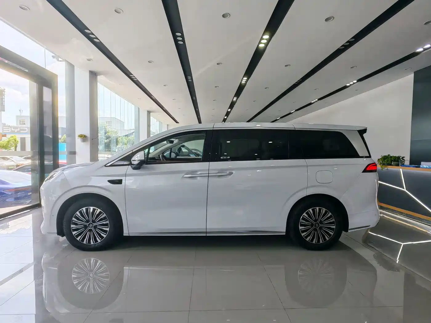 BYD Xia 2025 2025 DM-i 1.5T 180km Surpass Edition