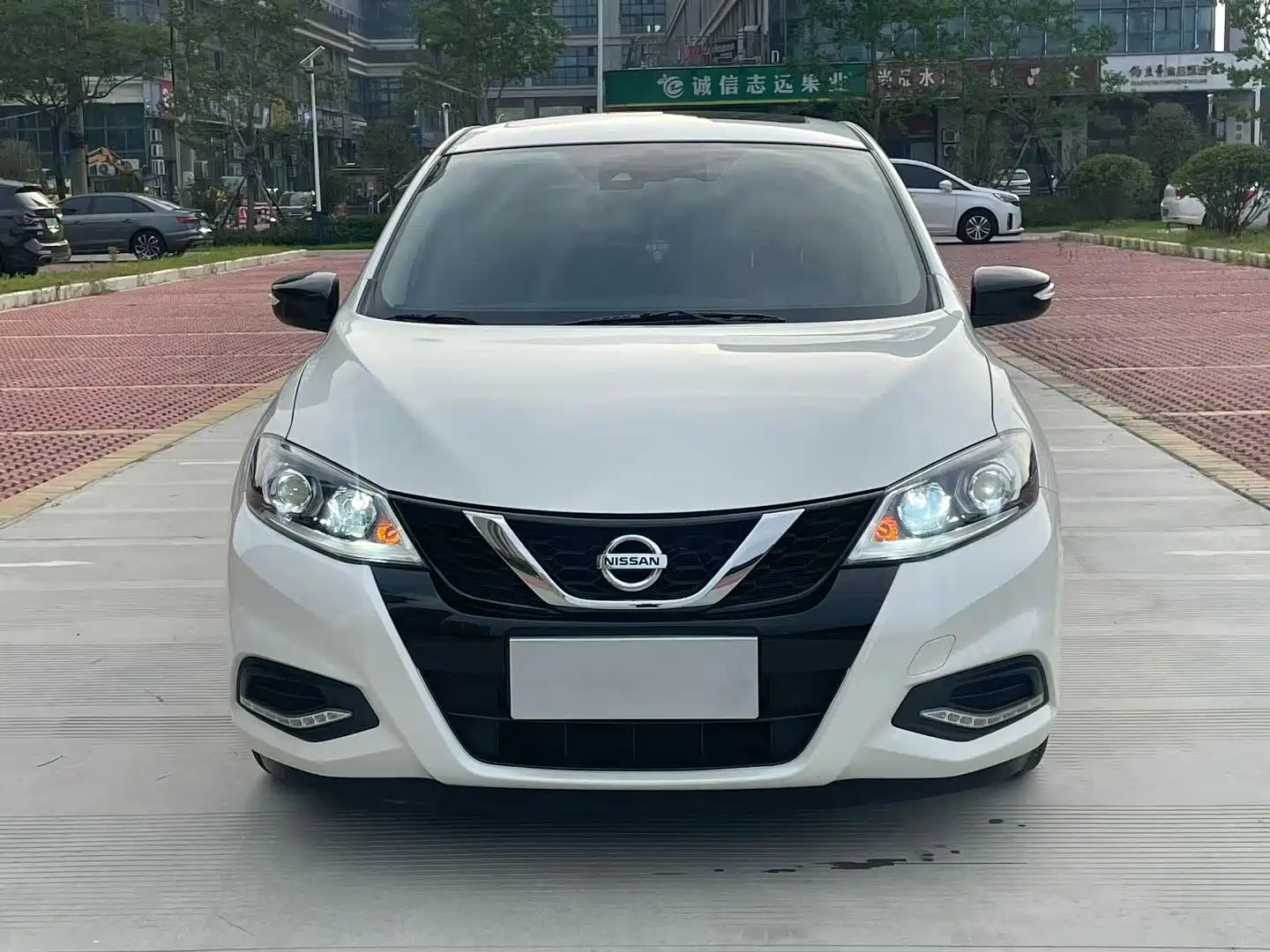 Фото 2 - Nissan Tiida