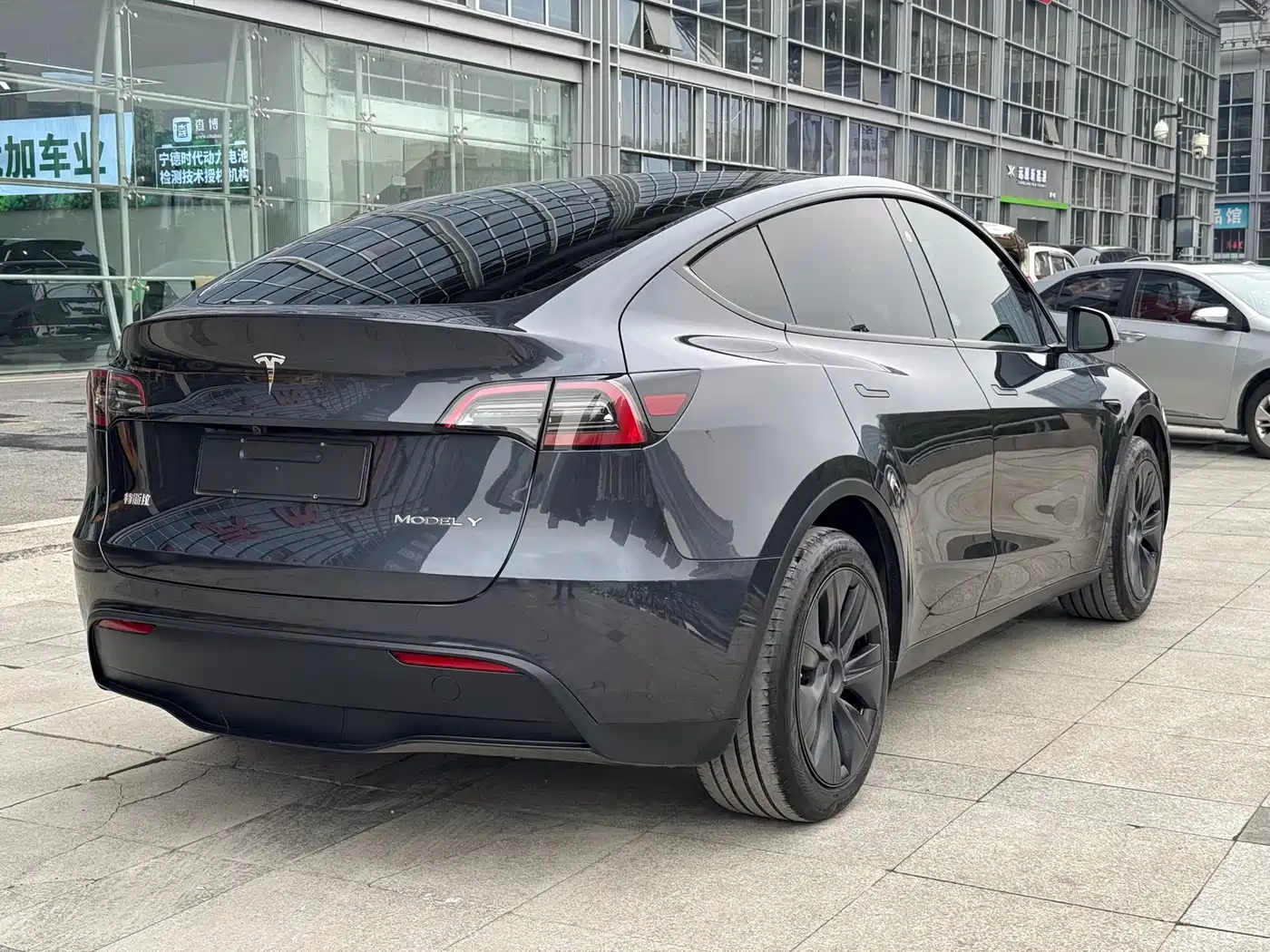 TESLA MODEL Y