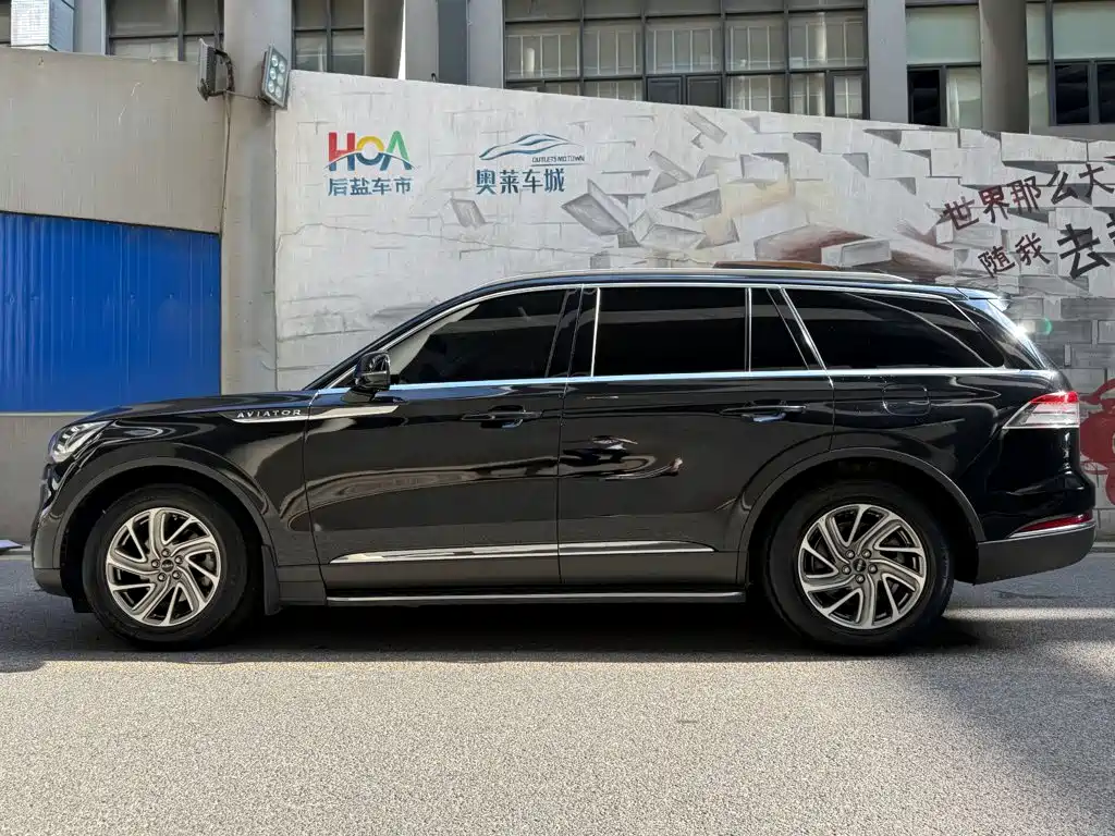 Photo 3 - Lincoln Aviator