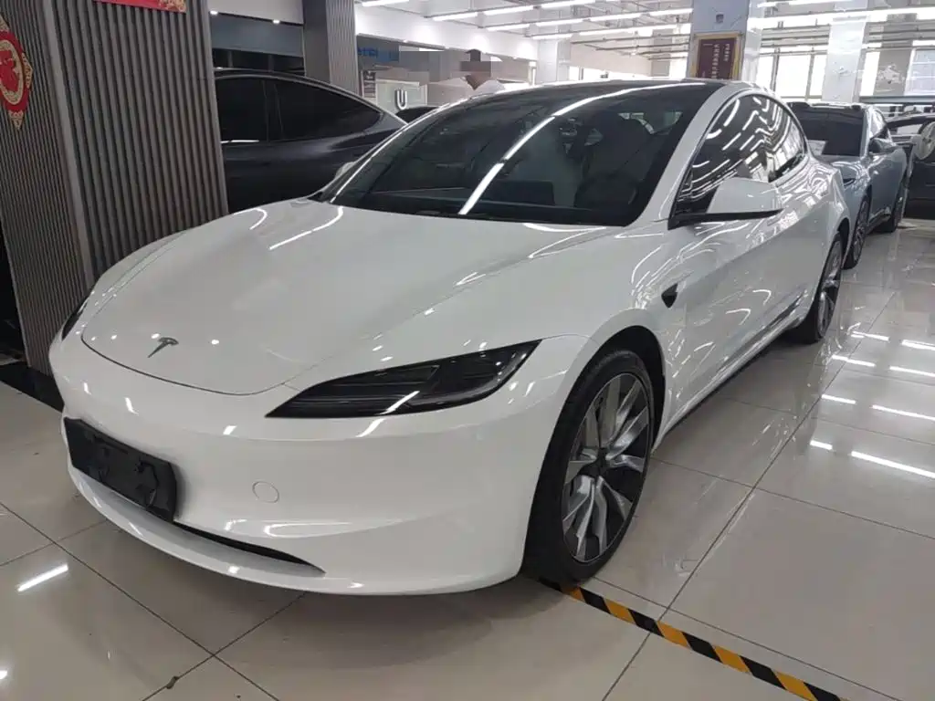 Фото 2 - Tesla Model 3
