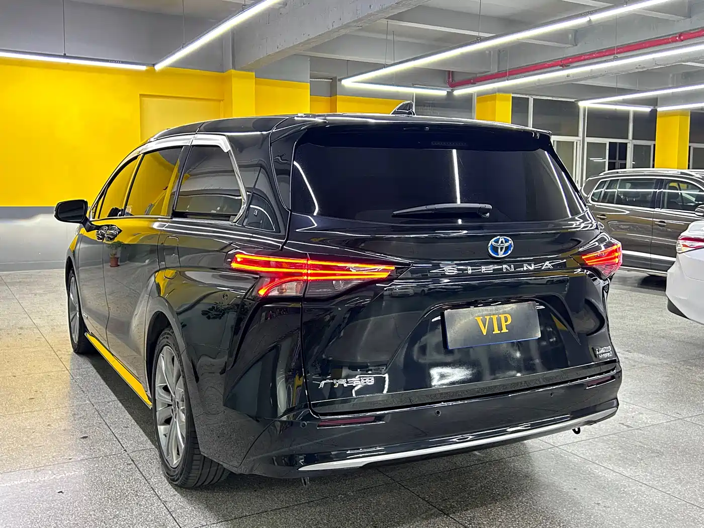 Toyota Sienna 2023 2.5L Hybrid Premium Edition фото 14