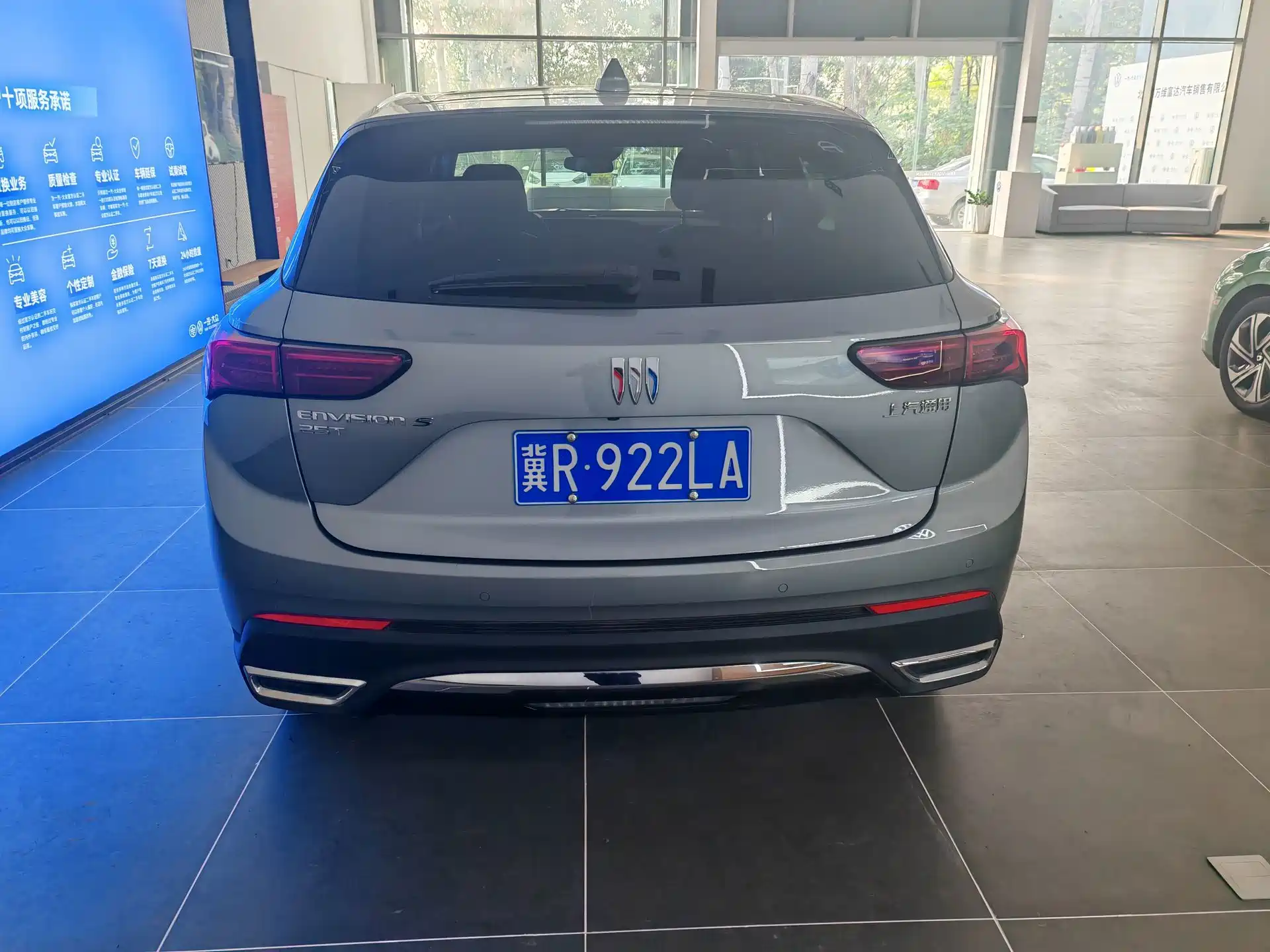 Photo 8 - Buick Envision S