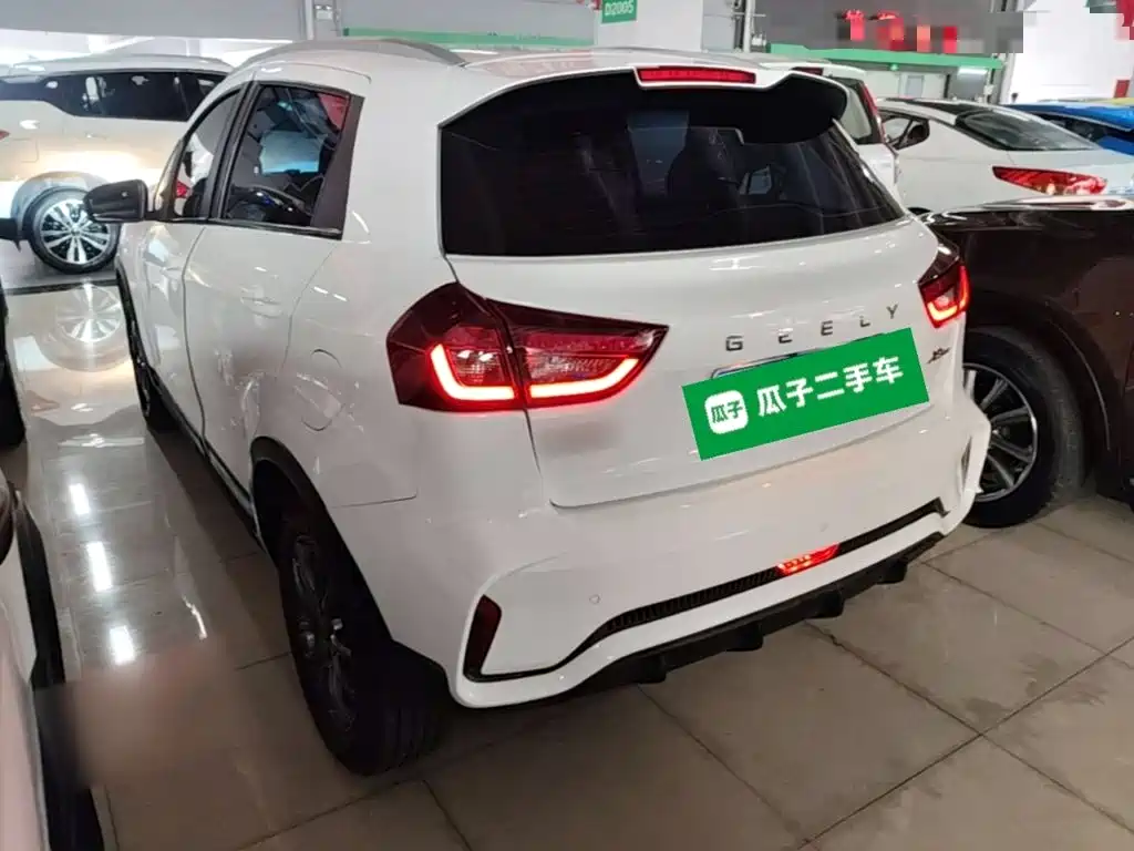 Фото 5 - Geely Vision X3