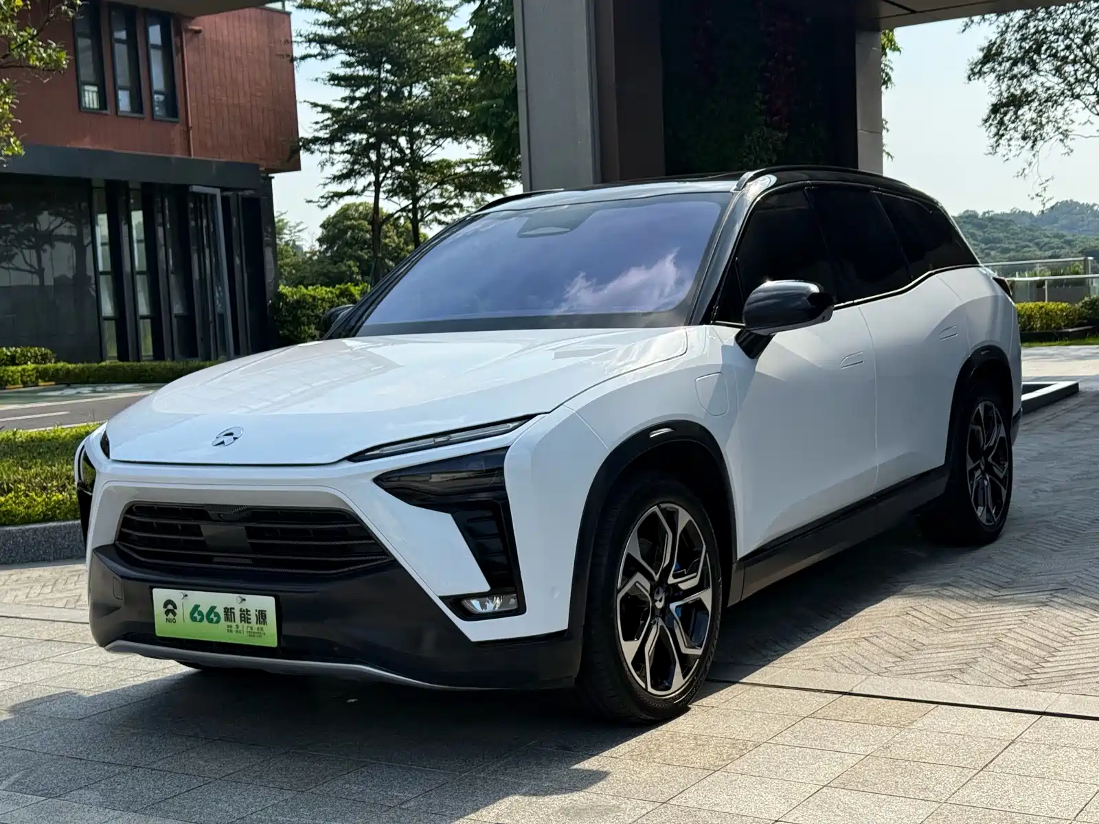 Фото 1 - NIO ES8