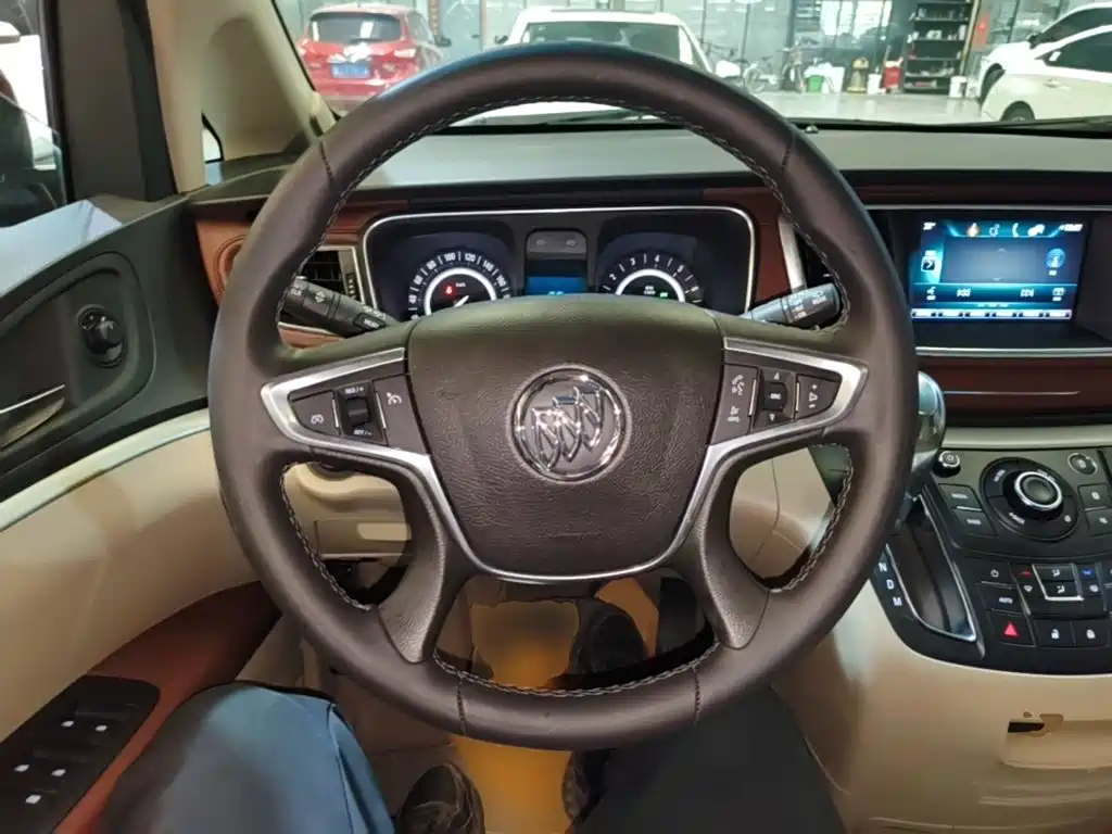 Фото 11 - Buick GL8